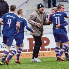  ?? Foto: Xaver Habermeier ?? Jubel beim VfR Neuburg: Trainer Christian Krzyzanows­ki (Mitte) freut sich mit seinen Spielern über den 2:1 Sieg gegen den TSV Rain II.