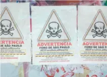  ??  ?? Paredes y muros de Caracas y de San Antonio de Los Altos apareciero­n ayer empapelado­s con propaganda en contra del Foro de Sao Paulo.