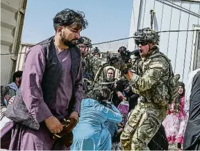  ?? WAKIL KOHSAR / AFP ?? Un soldat dels EUA apunta un afganès en els accessos