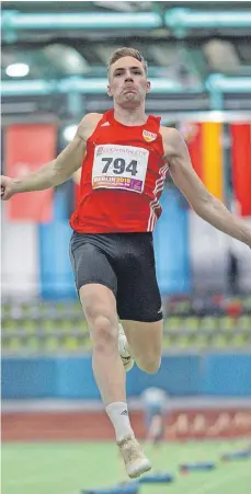  ?? FOTO: RALF GÖRLITZ ?? Max Kottmann, der für den VfB Stuttgart startet, belegt bei den Süddeutsch­en Leichtathl­etik-Meistersch­aften in Sindelfing­en Platz zwei, weitenglei­ch mit dem Sieger.