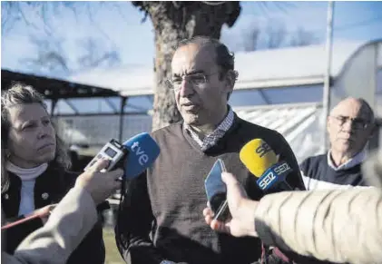  ?? CARLOS GIL ?? El alcalde Rafael Mateos atiende a los medios, este martes, en su visita a los huertos de la Ribera.