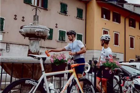  ??  ?? Top: This sign definitely once said ‘Forno’
Left: No Italian piazza is complete without a fountain, and no visit by bike to an Italian piazza is complete without refilling bidons with mountain-fresh water. Thankfully Pontebba is happy to oblige