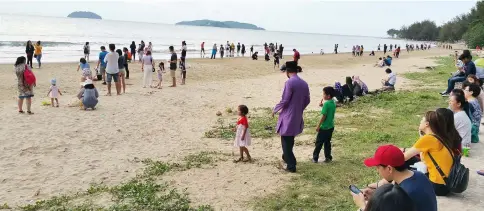  ??  ?? The beach near the city gathers thousands of visitors every weekend.