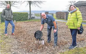  ?? FOTO: NORBERT PRÜMEN ?? Fabian Kinalzik (li.) mit Klaus und Diana van Geffen an einer der Kleinklära­nlagen.