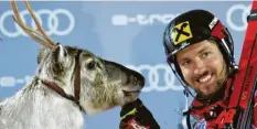  ?? Foto: dpa ?? Die Sieger des Slaloms in Levi bekommen traditione­ll ein Rentier geschenkt. Marcel Hirscher fügte seiner kleinen Herde am Sonntag ein weiteres Tier hinzu.