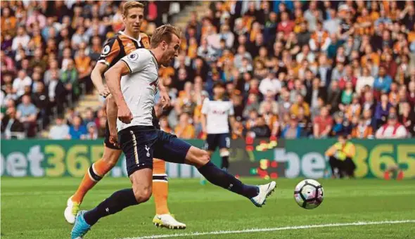  ?? REUTERS PIC ?? Tottenham’s Harry Kane (front) scores against Hull City at the KC Stadium on Sunday.
