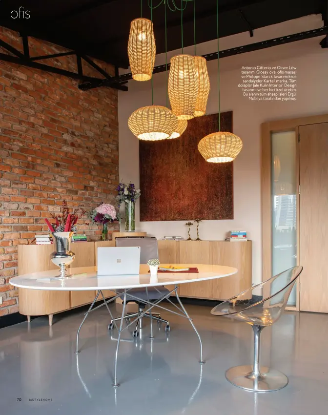  ??  ?? Antonio Citterio ve Oliver Löw tasarımı Glossy oval ofis masası ve Philippe Starck tasarımı Eros sandalyele­r Kartell marka. Tüm dolaplar Jale Kulin Interior Design tasarımı ve her biri özel üretim. Bu alanın tüm ahşap işleri Ergül
Mobilya tarafından yapılmış.