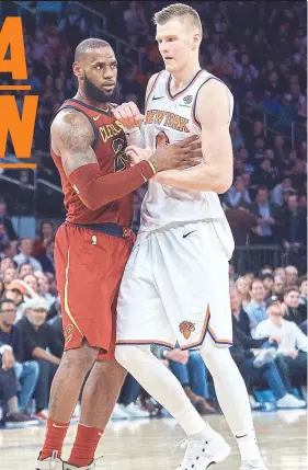  ?? / AP PHOTO ?? ■ TUKMOD. Nagtinukmo­day sila si Cleveland Cavaliers forwrad LeBron James (wa) ug New York Knicks center Kristaps Porzingis (tuo) ning aktuha aron makailog og mas maayong posisyon. Munasginha­wang gibuntog sa Cavaliers ang Knicks ning duwa, 104-101.