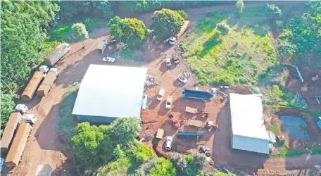  ??  ?? En el predio, en la ribera del lago de Itaipú, se encontraro­n depósitos, tractocami­ones y lanchas para pasar el cigarrillo al Brasil.