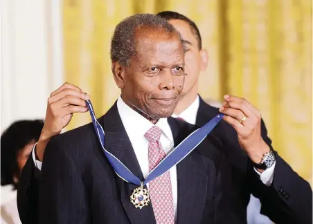  ?? OLIVIER DOULIERY TNS ?? President Barack Obama awards the Presidenti­al Medal of Freedom to Sidney Poitier at the White House in Washington D.C., on Aug. 12, 2009.