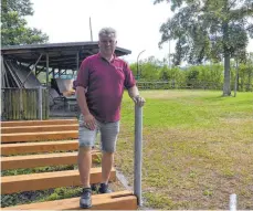  ?? FOTO: JULIA FREYDA ?? Anton Böll, Vorsitzend­er des Musikverei­ns Burgweiler, freut sich über die Entwicklun­g auf dem Burgberg. In diesem Jahr stand die Erneuerung der Bar an.