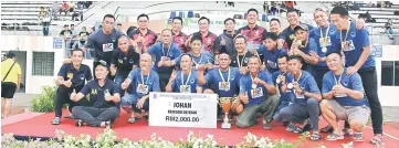  ??  ?? Hilmi (third left, back row), Iskandar (second left, back row) and others posing with the Men’s Veteran champions SJN FC after the prize presentati­on.