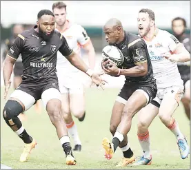  ?? (Pic: Gallo Images) ?? Lukhanyo Am and Makazole Mapimpi combined for a try for the Sharks in their win over Edinburgh in the Challenge Cup.