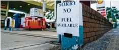  ?? Foto: Steve Parsons/PA Wire, dpa ?? „Entschuldi­gung, kein Benzin verfügbar“: Zettel an einer Tankstelle im englischen Bracknell unweit von London.