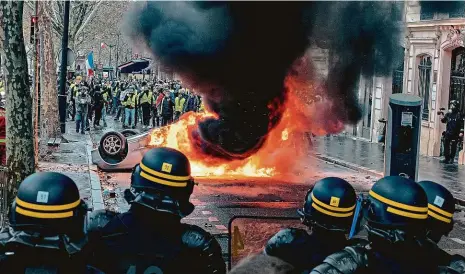  ?? Foto: Profimedia.cz ?? Válka v ulicích Protesty žlutých vest, k nimž se nyní připojili i extremisté, jsou největší za poslední roky. Doprovází je i neobvyklé násilí.