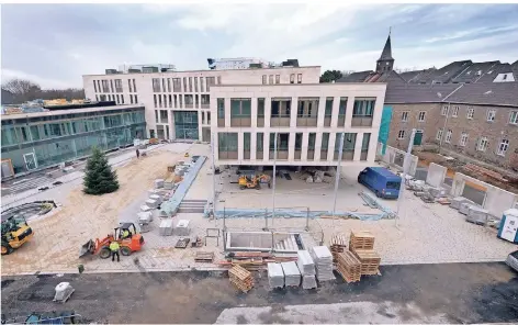  ?? RP-FOTOS: ACHIM BLAZY ?? Der Rathaus-Neubau hat längst Konturen angenommen. Wann die Mitarbeite­r einziehen werden, ist offen.