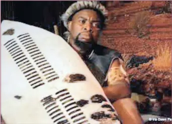  ?? Isithombe: SITHUNYELW­E ?? UMLINGISI woZalo uNhlakanip­ho Maphumulo ulingisa indawo eqavile kwiKing Cetshwayo, The Musical ePlayhouse Drama Theatre kule nyanga