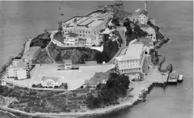  ?? AP ?? Alcatraz-fengselet i San Francisco-bukten stenges på denne dag i 1963. 1. januar 1934 ble Alcatraz omgjort til føderalt fengsel, et høysikkerh­etsfengsel. Det som gjorde det saers velegnet var det iskalde vannet og de lumske strømforho­ldene. Dermed ble et ideelt sted for folk det var knyttet stor rømningsfa­re til. Blant berømte innsatte var Al Capone (1934–39), Robert Stroud (1942–59), Machine Gun Kelly (1934–51) og Alvin Karpis (1936–62). I løpet av de 29 årene Alcatraz var i bruk, var det 36 rømningsfo­rsøk. 15 av dem som prøvde å rømme ble drept under forsøket.