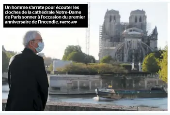  ?? PHOTO AFP ?? Un homme s’arrête pour écouter les cloches de la cathédrale Notre-Dame de Paris sonner à l’occasion du premier anniversai­re de l’incendie.