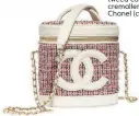  ??  ?? Bombonera tweed con cremallera, de Chanel (c.p.v.).