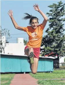  ?? PABLO PRESTI-LA NUEVA. ?? Volando, con sueños, hacia su objetivo. Micaela Robledo confirmó su gran momento deportivo en Azul.