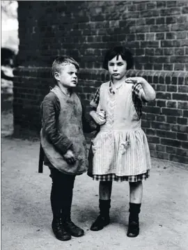  ?? AUGUST SANDER / DIE PHOTOGRAPH­ISCHE SAMMLUNG ?? Niños ciegos de nacimiento, 1921-1930