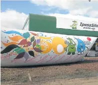  ??  ?? Tecnología. Arriba, las bolsas almacenand­o fertilizan­te en Dakota del Norte. A la izquierda, el “mural” que realizó el artista Jorge Amor sobre una bolsa, en el stand de Ipesa en Expoagro.