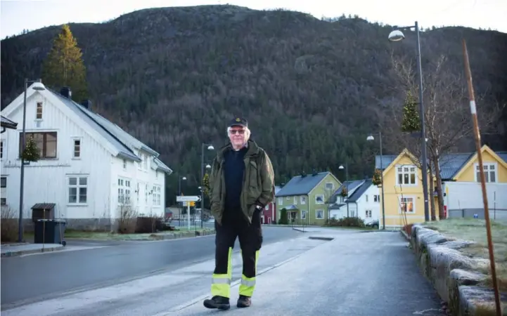  ?? FOTO: KJARTAN BJELLAND ?? Åseral har så langt ikke fått et eneste smittetilf­elle av korona. Det er Lars Egeli godt fornøyd med. Her er han avbildet i hovedgata i Kyrkjebygd­a.