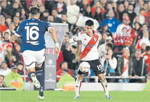  ?? Manuel Cortina ?? Echeverri controla el balón antes de que llegue la marca; los rivales sienten la diferencia por el campo