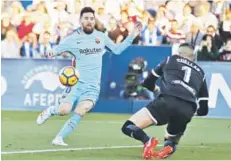  ??  ?? ► El meta Cuéllar trata de anticipar a Messi.