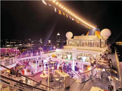  ?? BILDER: SN/HAPAG-LLOYD CRUISES / WYRWA (3) ?? Champagner­laune: Beim Event „Europas Beste“wird ein Schiff zur Gourmetmei­le.