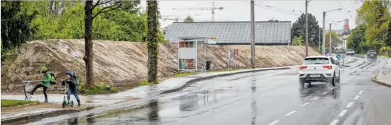  ?? BILD: SN/ROBERT RATZER ?? Erdreich von der Baustelle am Dossenweg türmt sich seit vergangene­r Woche auf Privatgrun­d an der Berchtesga­dner Straße.