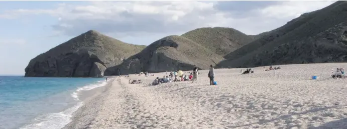  ?? Fotos: Nicolas Hock, Turismo de Almería, Archiv ?? Postkarten­idylle und alte Legenden an der Playa de los Muertos am Cabo de Gata.