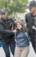  ??  ?? Σύλληψη, τη Δευτέρα, στην Αγκυρα διαδηλώτρι­ας που διαμαρτύρε­ται υπέρ των φυλακισμέν­ων εκπαιδευτι­κών.