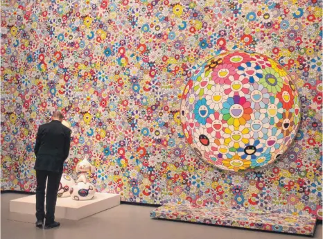  ?? FOTO: DPA ?? Auch die Werke „Flower Ball“und „Max & Shimon“des japanische­n Künstlers Takashi Murakami sind derzeit in Paris zu sehen.