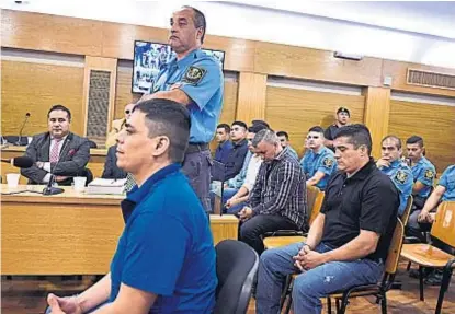  ?? (RAMIRO PEREYRA) ?? Acusados. Oscar “Sapito” Gómez declara ante los jueces. Atrás, los demás imputados en el juicio.