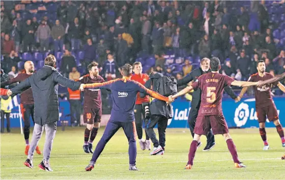  ??  ?? Messi e companhia fizeram a festa no final do triunfo contra o Deportivo da Corunha