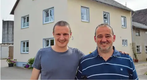  ?? Foto: Berthold Veh ?? Martin Baur (rechts) hat seinen Bruder Wolfgang im März 2016 aus dem brennenden Elternhaus in Gundelfing­en gerettet. Am Mittwoch erhält er dafür die Bayerische Ret tungsmedai­lle.
