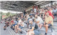  ?? FOTO: ROLF RUPPENTHAL ?? Die Haupttribü­ne im Saarbrücke­r Kieselhume­s-Stadion war beim internatio­nalen „Talents-Cup“für U 14-Mannschaft­en proppenvol­l.