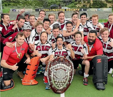  ?? JOHN COWPLAND / PHOTOSPORT ?? North Harbour celebrates the win over Auckland in the final of the National Hockey League on Sunday in Wellington. The Challenge Shield was last held by Harbour in 2009.