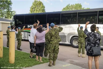  ?? ARCHIVE IMAGERIE — CPLC CALVÉ ?? La majorité des militaires ont quitté Bagotville en autobus, en août dernier, en direction d’une autre base canadienne afin d’y respecter une période d’isolement de 14 jours avant leur départ pour la Roumanie.