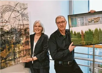  ?? Foto: Andreas Lode ?? Gabriele Gruss-Sangl und Jochen Eger zeigen im Gersthofer Rathaus malerische und fotografis­che Ergebnisse ihrer „Feldarbeit“.