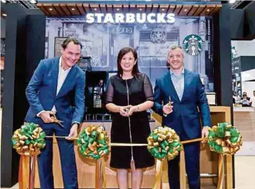  ??  ?? YIT (tengah) memperkena­lkan We Proudly Serve Starbuck, baru-baru ini.