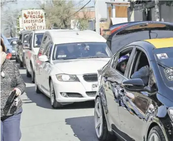  ??  ?? ► El cortejo fúnebre fue acompañado por decenas de taxistas.