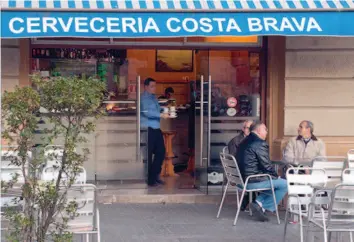  ?? GETTY ?? Jubilados en una cervecería en España.