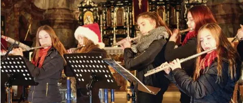 ?? Fotos: Silke Federsel ?? Flautissim­o präsentier­te ein tolles „Christmas Medley“aus verschiede­nen bekannten Weihnachts­songs. „Jingle Bells“durfte da nicht fehlen.