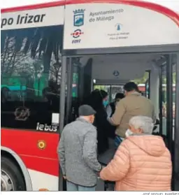  ?? JOSÉ MIGUEL RAMÍREZ ?? Usuarios malagueños suben al autobús en la parada del Paseo del Parque.