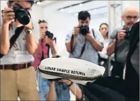  ?? JEWEL SAMAD / AFP ?? La bolsa con polvo lunar de la misión Apollo XI subastada el jueves