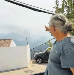  ?? DAVID BERMEJO / EFE ?? Un vecino de Algatocín señala el humo del incendio.