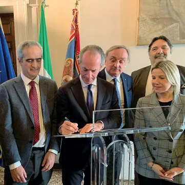  ??  ?? La firma
Da sinistra Stefano Merigliano, Rosario Rizzuto, Luca Zaia, Pier Francesco Nocini, Domenico De Leo e Manuela Lanzarin